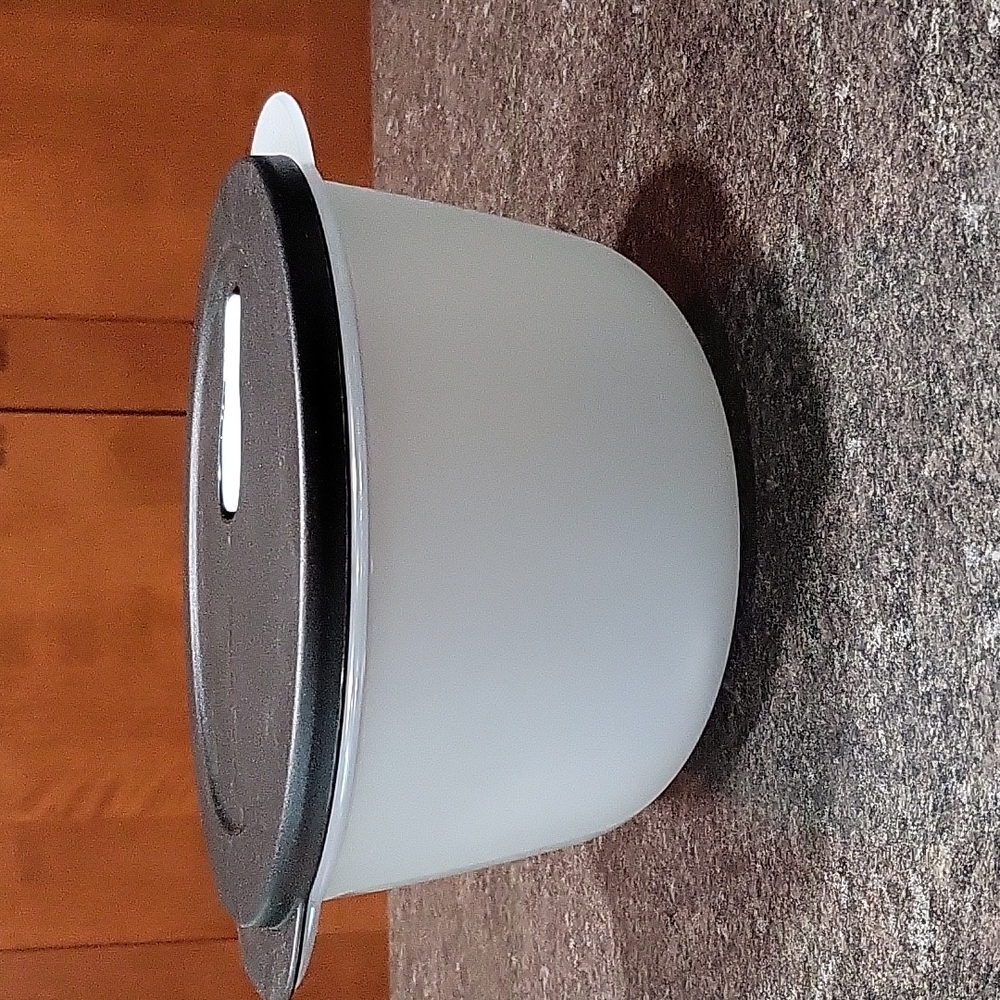 Tupperware Crystalwave 8 1/2 cup Round Container